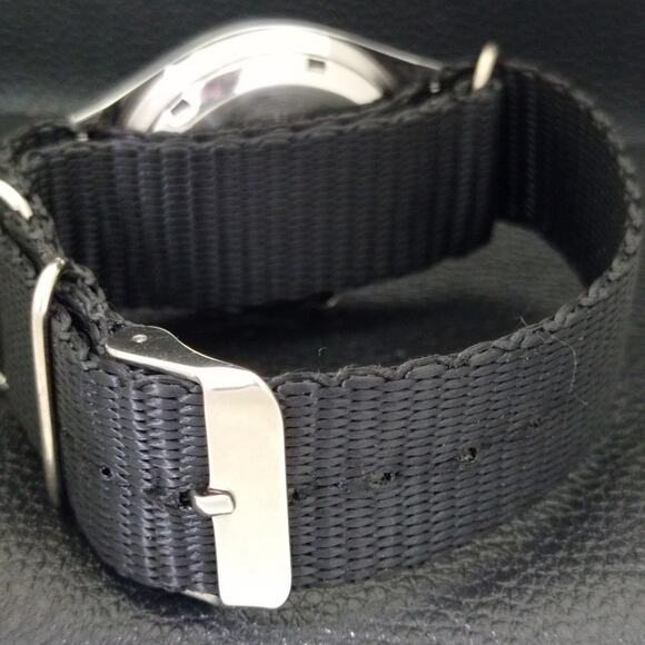 Vintage 1972 Seiko Automatic Mens Silver Watch W/daydate & Yellow accents - Picture 2 of 9